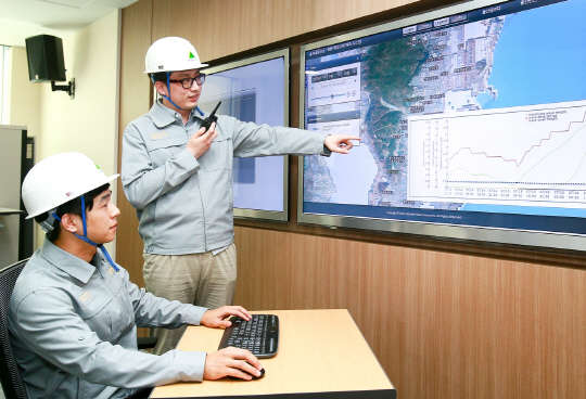 현대중공업 직원들이 선박의 시운전을 앞두고 최근 개발한 '해양 기상예보 시스템'을 통해 관련 해상의 기상정보를 확인하고 있다.  현대중공업 제공